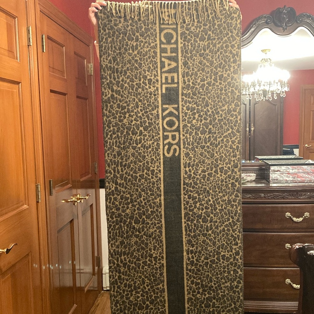 NWT Michael Kors cheetah scarf